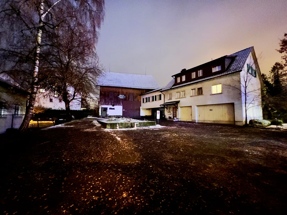 Man sieht einen leeren Platz vor einem Haus.